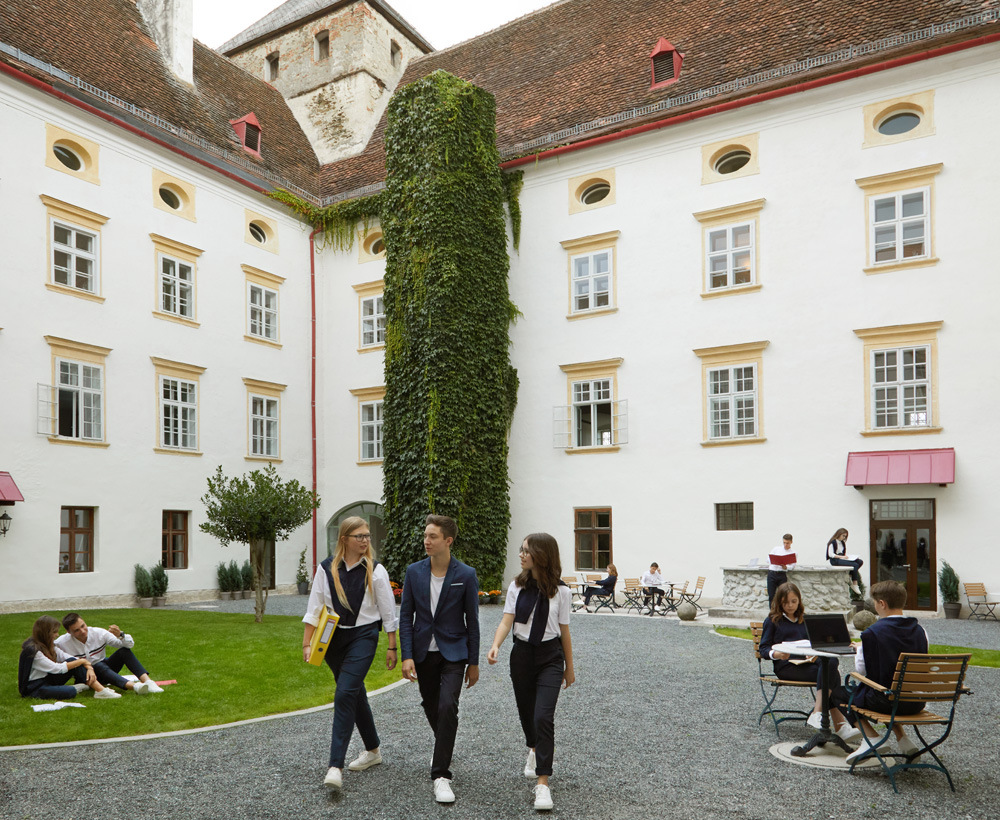 Schloss Krumbach International School